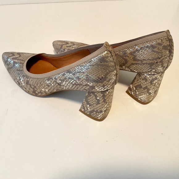 GENTLE SOULS Dionne Pointed Toe Lt Brown Snake Embossed Pump Size 7.5 
LIKE NEW - Picture 3 of 11